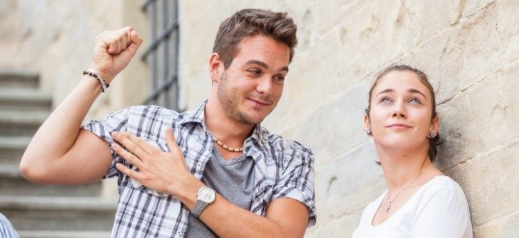 Vajza, zbuloni 6 reagimet e meshkujve kur flirtojnë