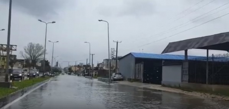 Moti i keq, përshihet nga uji segmenti rrugor Durrës - Shijak, pak metra larg mbikalimit të Shkozetit