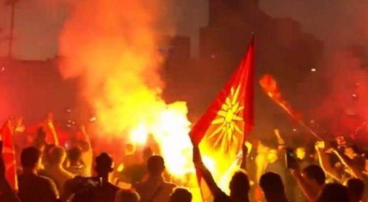Prifti maqedonas kërcënon se do të mbrojë emrin edhe me armë [VIDEO]