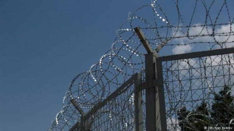 Mali i Zi planifikon ndërtimin e një gardhi me gjemba në kufi me Shqipërinë, ja cila është arsyeja