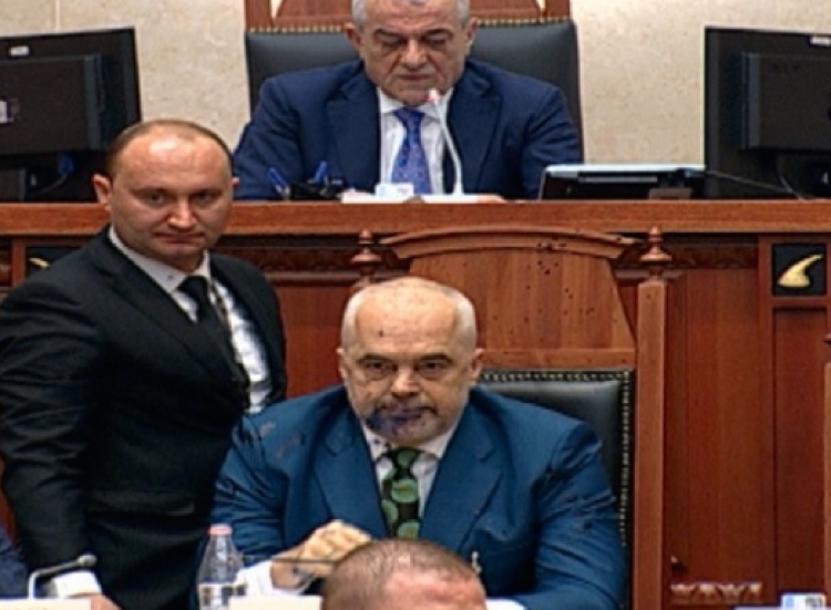 Zhvillimet në Kuvend, Paloka i hedh Ramës bojë në fytyrë, Ruci kërkon përjashtimin e deputetit demokrat