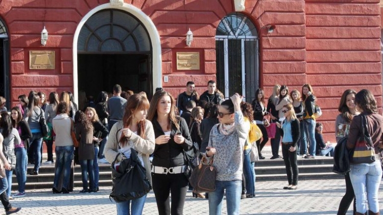 Po tkurret numri i të huajve që jetojnë në Shqipëri për arsye shkollimi