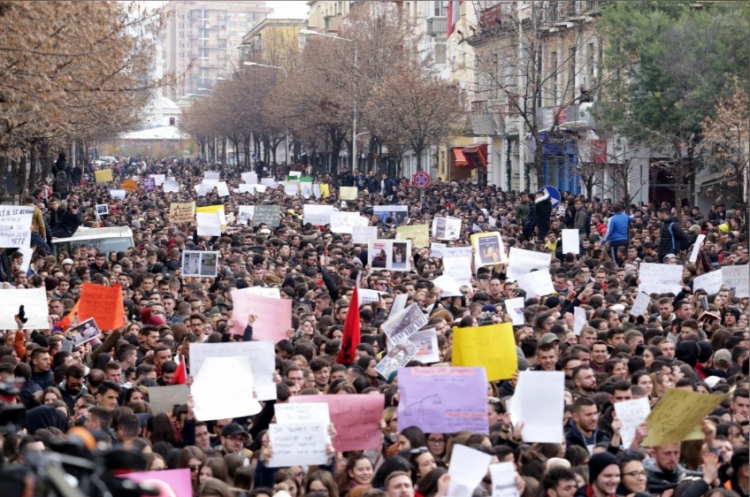 PROTESTA/ Studentët refuzojnë komunikimin, reagojnë ndaj Nikollës: Në demokraci rasti më banal i...