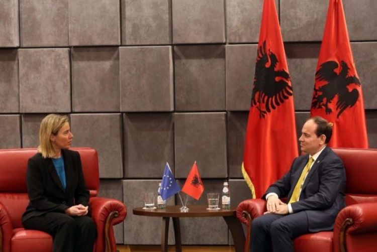 Mogherini mbërrin në Tiranë, takohet me presidentin Nishani