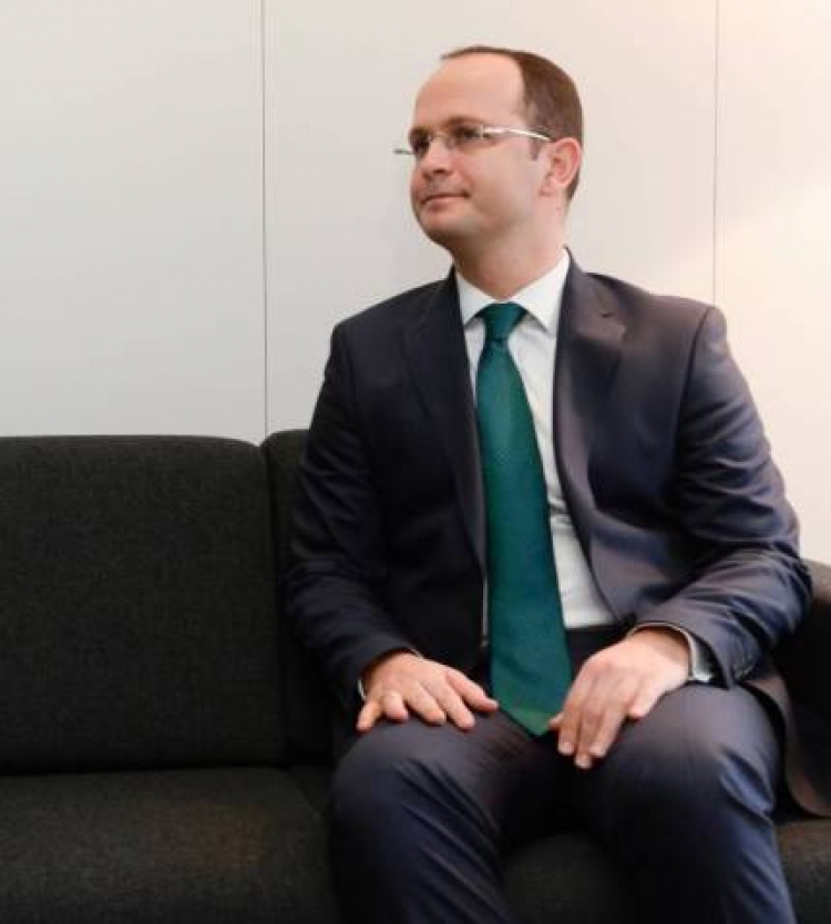 Ministri i Jashtëm, Ditmir Bushati shkon për vizitë në familjen e 23-vjeçarit që u masakrua në Francë, Florenc Beqiraj