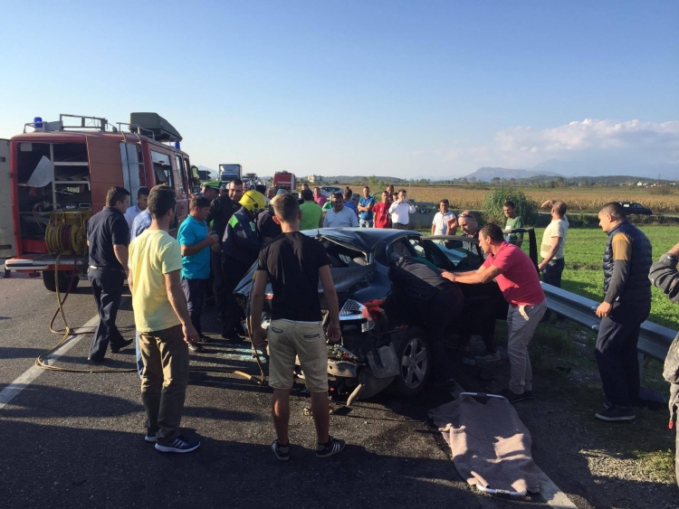 Aksident fatal në aksin Lezhë-Shkodër, vdes një grua, plagosen 5 të tjerë