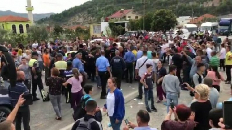 Protesta në Elbasan/ Kallëzohet penalisht deputeti i PD-së