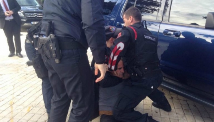 Fier, transportonin emigrantë sirianë, arrestohen Mikel Hoxha, 25 vjeç dhe Xhuljan Bullari, 22 vjeç