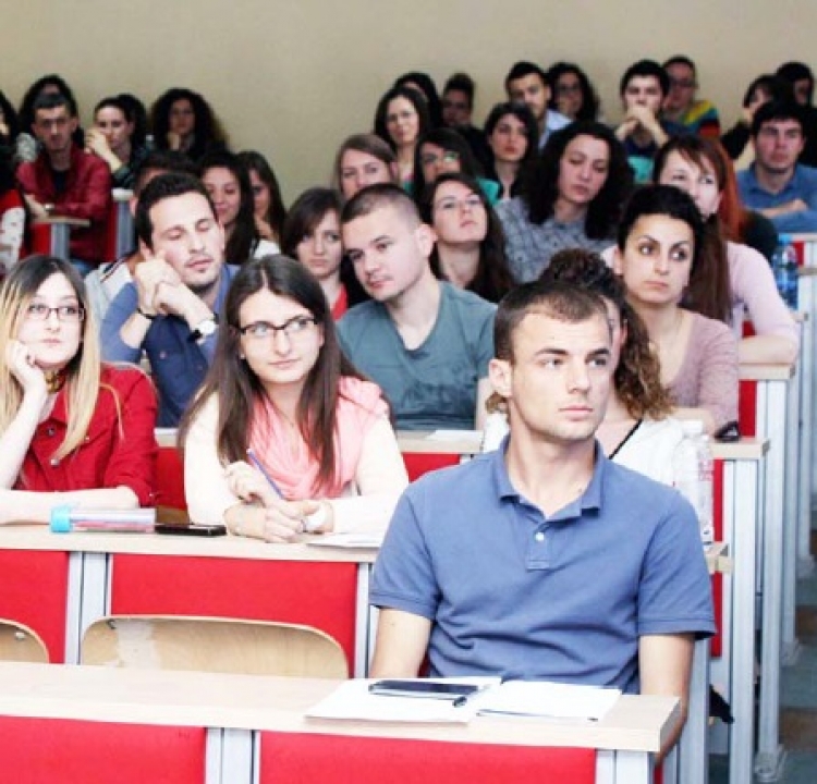 Statistikat, studentët shqiptarë ikin në masë për studime