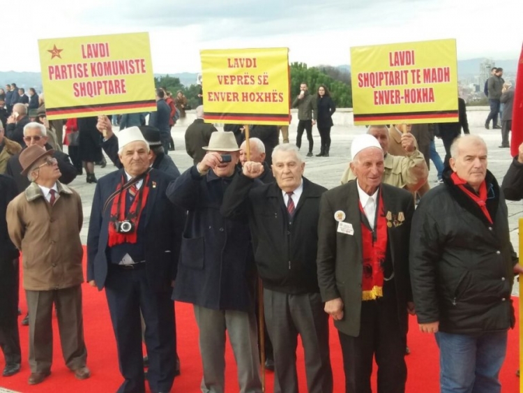 Incident pranë Varrezave të Dëshmorëve të Kombit. Nostalgjikët e diktatorit Enver Hoxha homazhe me fotografinë e diktatorit. Përplasje fizike mes veteranëve