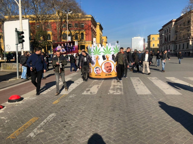 Një tjetër simbol i protestës, foto e personazhe me kurorë kanabisi