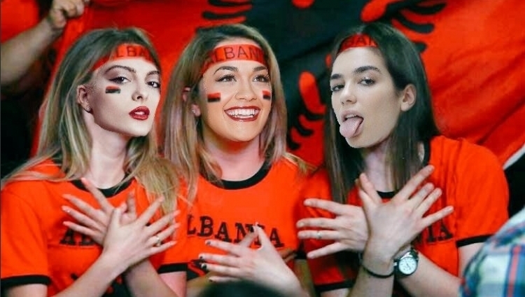Këngëtaret shqiptare “pushtojnë” botën, Bebe Rexha “tenton” të bashkojë Duan dhe Ritën: Jam krenare që jam shqiptare! [FOTO]