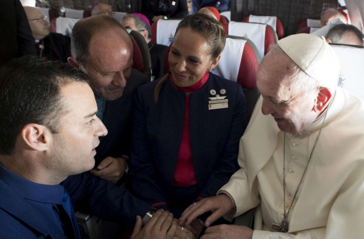 Surprizë në avion, Papa marton çiftin e stjuardezëve