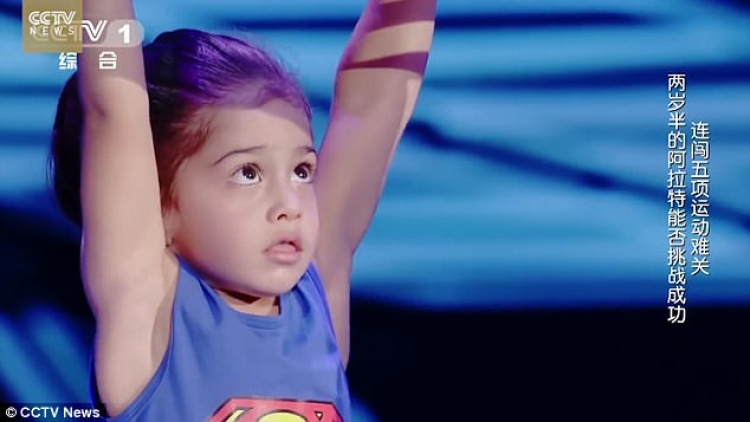 Fëmija tre vjeçar më i fortë që keni parë, shikoni sfidat që kalon me sukses [VIDEO]