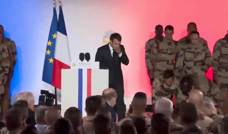 Ushtari francez humb ndjenjat e rrëzohet te “këmbët” e Macron [VIDEO]