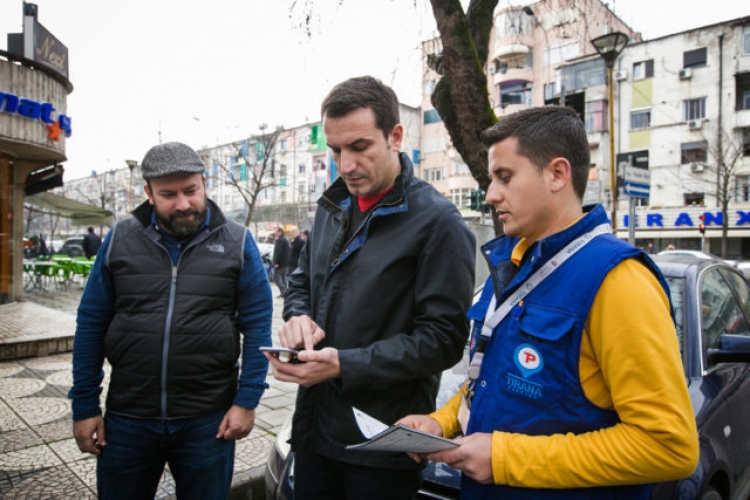 Vuani për parkim në kryeqytet? Tani do mund të parkoni makinën duke dërguar vetëm një SMS [FOTO]