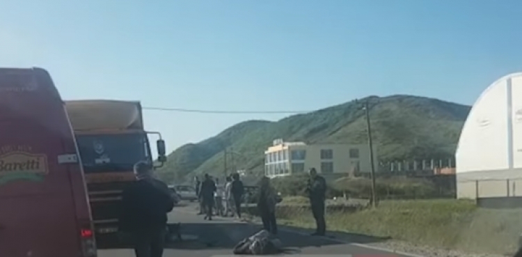 Aksident i rëndë në Shkodër, kamioni përplas motorin [FOTO]