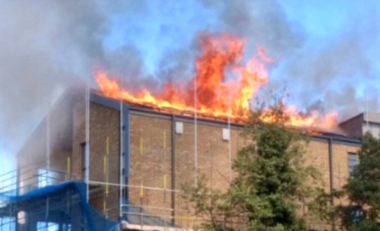 Tropojë, shkrumbohen dy banesa dhe një pallat tre katësh në Bajram Curri, raportohen dëme të shumta materiale