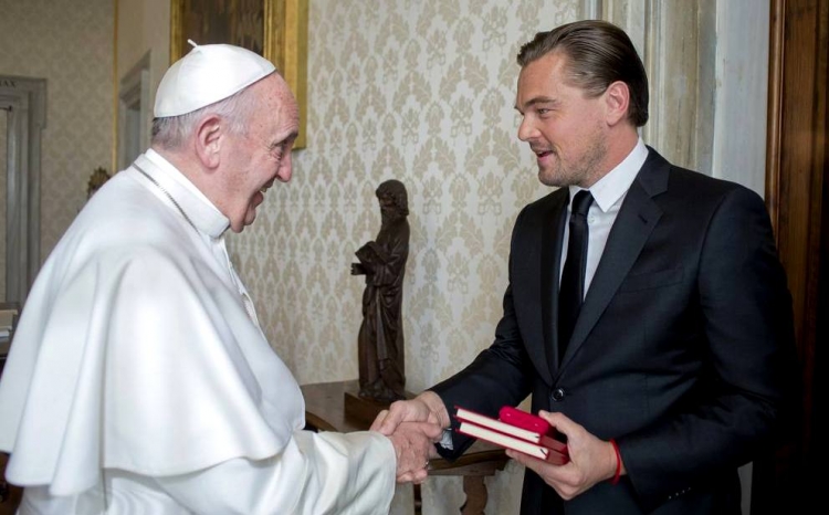 Pse u takua Leo DiCaprio me Papa Françeskun?