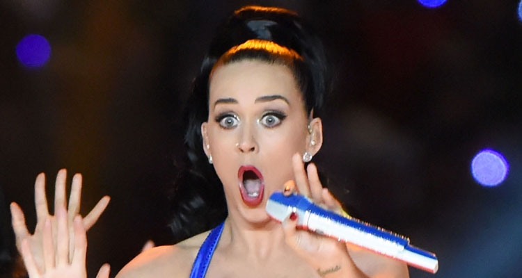 IUUU! Katy Perry, një buzëqeshje perfekte në tapetin e kuq...me ushqim ndër dhëmbë! [FOTO]