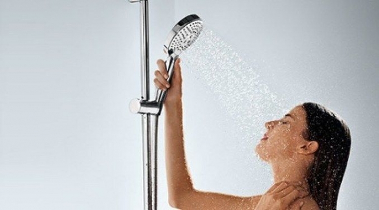 4 GABIMET në dush që çojnë në zhvillimin e ekzemës dhe problemeve të tjera me lëkurën