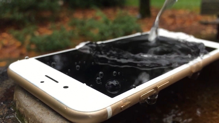 Ja si të bëni smartphonin tuaj kundra ujit pa përdorur asnjë pajisje