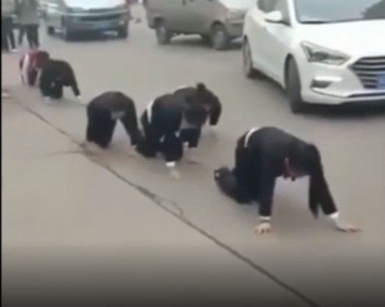 Nuk arritën objektivat, punonjësit dënohen duke ecur këmbadorazi në rrugë [VIDEO]
