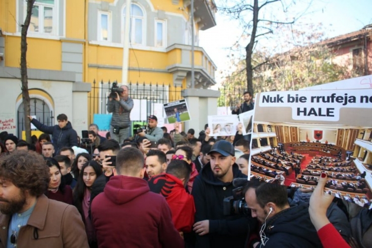 PROTESTA E STUDENTËVE/ Hidhen tymuese në ajër