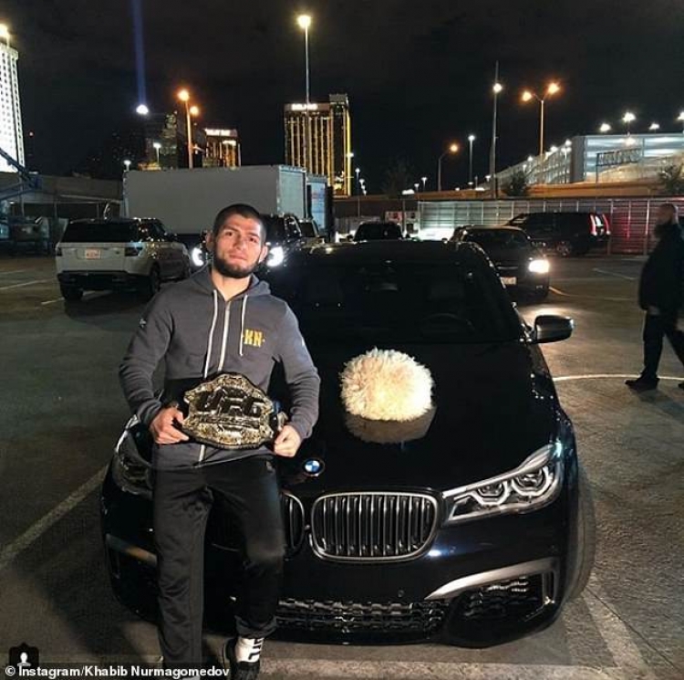 Khabib poston foton në Instagram me makinën e presidentit të UFC: ”Mirë që ma dhe rripin, se...” Shikoni si i përgjigjet ai!