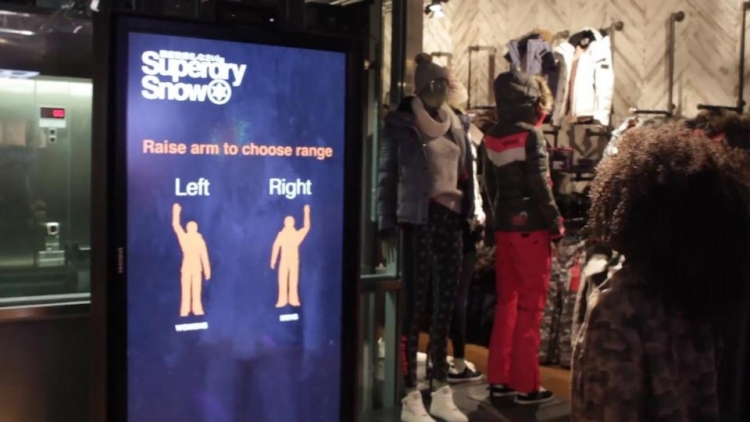 Pasqyra që tregon si na rrinë rrobat pa pasur nevojë të hyjmë në dhomën e ndërrimit në dyqane [VIDEO]