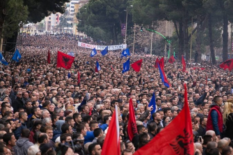 Fillon protesta e opozitës, ja simbolikat e përdoura nga arkivoli i zi tek krahasimi me ish-diktatorin Enver Hoxha[FOTO]