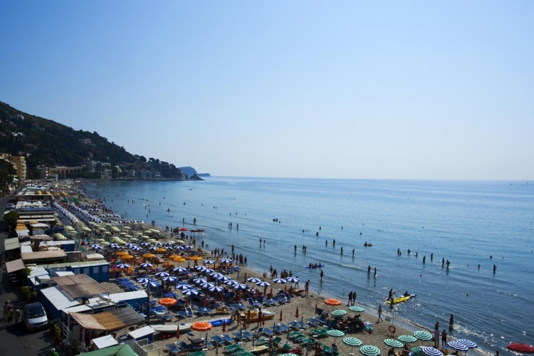 Fshihte drogën në një plazh publik, kapet i riu shqiptar në Itali