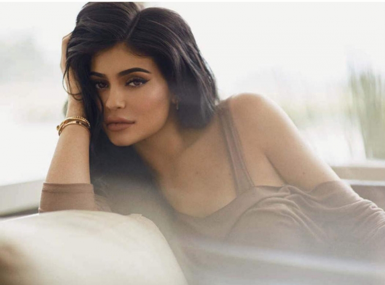 Veshjet me të cilat Kylie Jenner është shfaqur për të fshehur shtatzaninë e saj [FOTO]