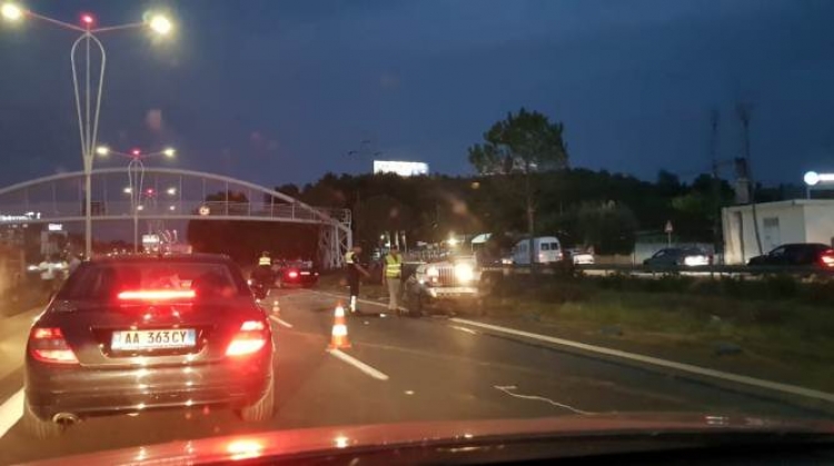 Aksidentohen 3 makina në autostradën Tiranë-Durrës, ndërron jetë 25-vjeçari [FOTO]