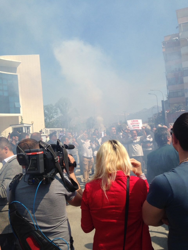 Shkodër, shashka dhe tym për lirimin e protestuesve kuksianë, policia arrestohen 3 aktivistë të FRPD