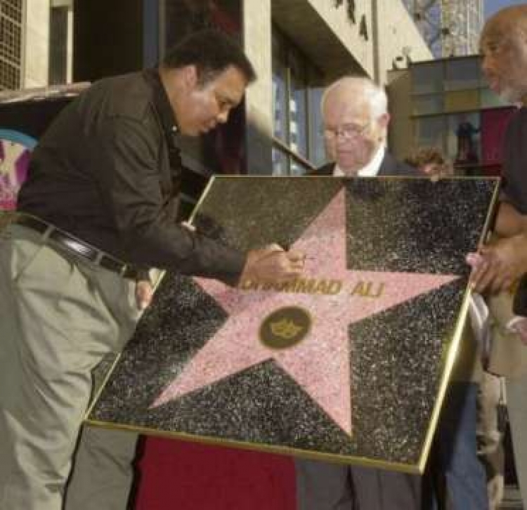 Ja pse ylli i Muhammad Ali është i vetmi që nuk ndodhet në trotuarin  Walk of Fame,  por në mur