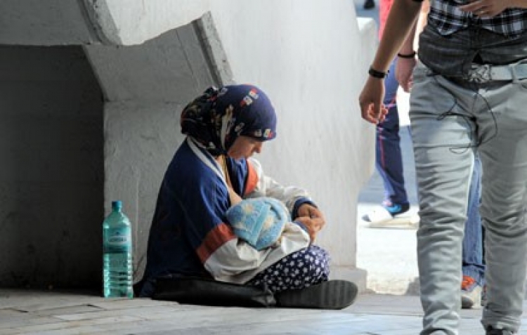 Tiranë/ Nxori në rrugë të dashurën me foshnjën 8-muajshe për të lypur, arrestohet 21-vjeçari