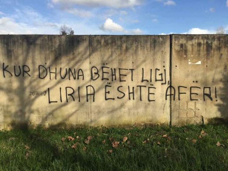 Edhe 'muret' e Tiranës në mbështetje të të arrestuarave: 'Kur dhuna bëhet ligj, liria është afër!' [FOTO]