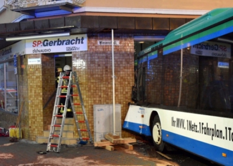 Shënohen 20 të plagosur nga përplasja e një autobusi shkolle në Gjermani