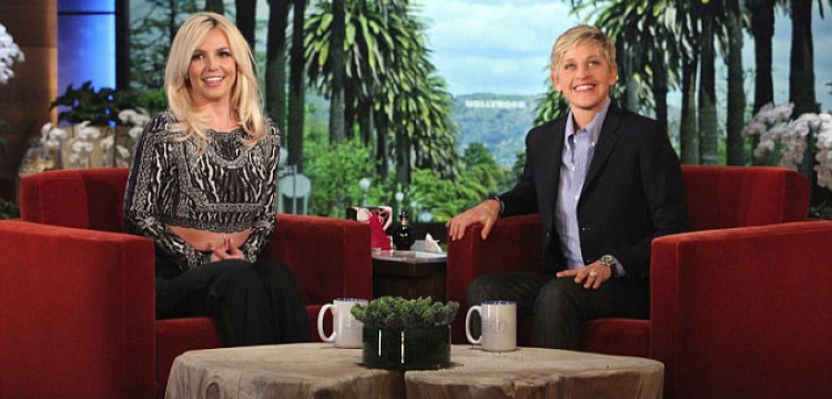 Ellen Degeneres dhe Britney Spears pushtojnë një qendër tregtare [VIDEO]