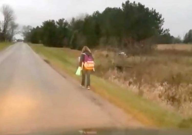 8 km në këmbë, dënim shembullor për 10-vjeçaren që tallte shokun [VIDEO]