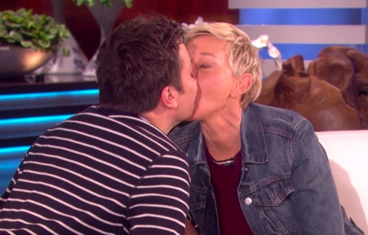 Kjo puthje e Ellen me Jimmy Fallon është e sikletshme për t'u parë [VIDEO]
