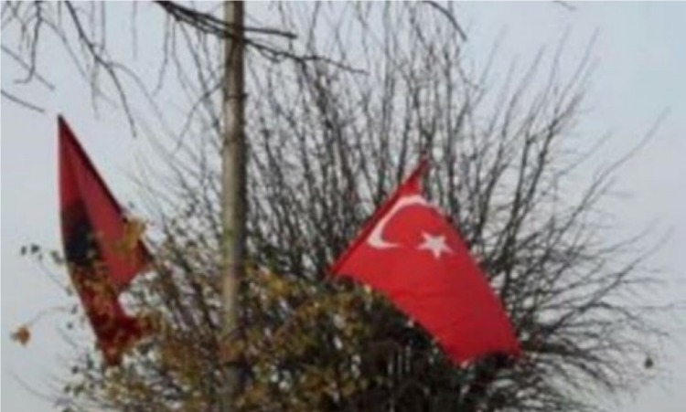 E rrallë: Në Kosovë flamuri turk ngrihet përkrah shqiptarit për festat e 28-28 nëntorit [VIDEO]