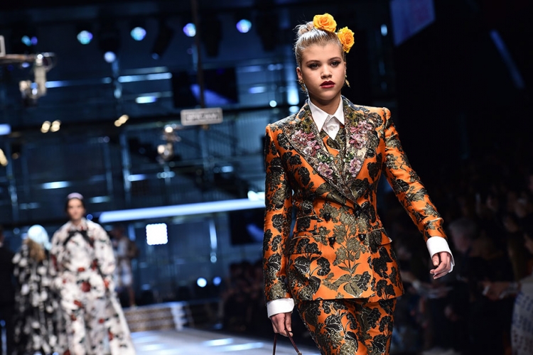 Familjet më të famshme në botë sfilojnë në pasarelën e Dolce & Gabbana [VIDEO]