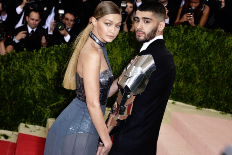 Gigi Hadid shkëlqen në pasarelë, Zayn nuk ia ndan sytë [FOTO]