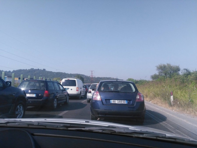 Mijëra vetë drejt detit, bllokohet autostrada Tiranë - Durrës