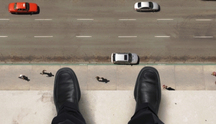 Një grua tenton të hidhet nga kati i tetë i një pallati në zonën e Pazarit të Ri në Tiranë