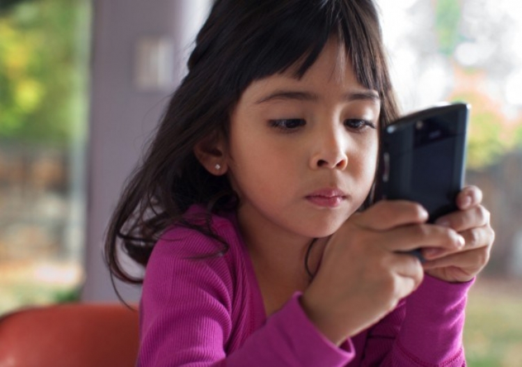 Të mitur me smartphone. 25% e fëmijëve nën 6 vjeç përdorin celular