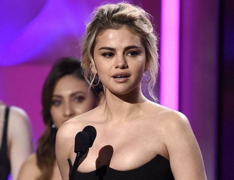 Selena shpallet ‘Gruaja e Vitit’ dhe përlotet: E meriton ajo që më shpëtoi jetën [FOTO]