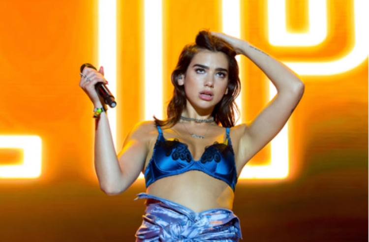 Dua Lipa futet në dhomën e hotelit dhe shtang nga ajo që gjen aty [FOTO]